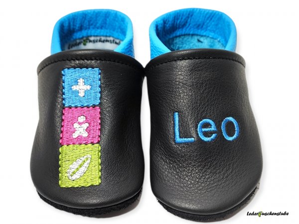 Lederpuschen schwarz-lichtblau, Namen links lichtblau und Logo Lippe Reha